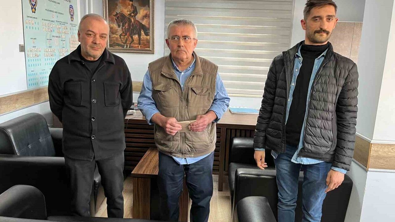 Bursa'da İyilik Dolu Bir Olay: 2 Bin Euro'yu Sahiplerine Ulaştıran Engelli Genç