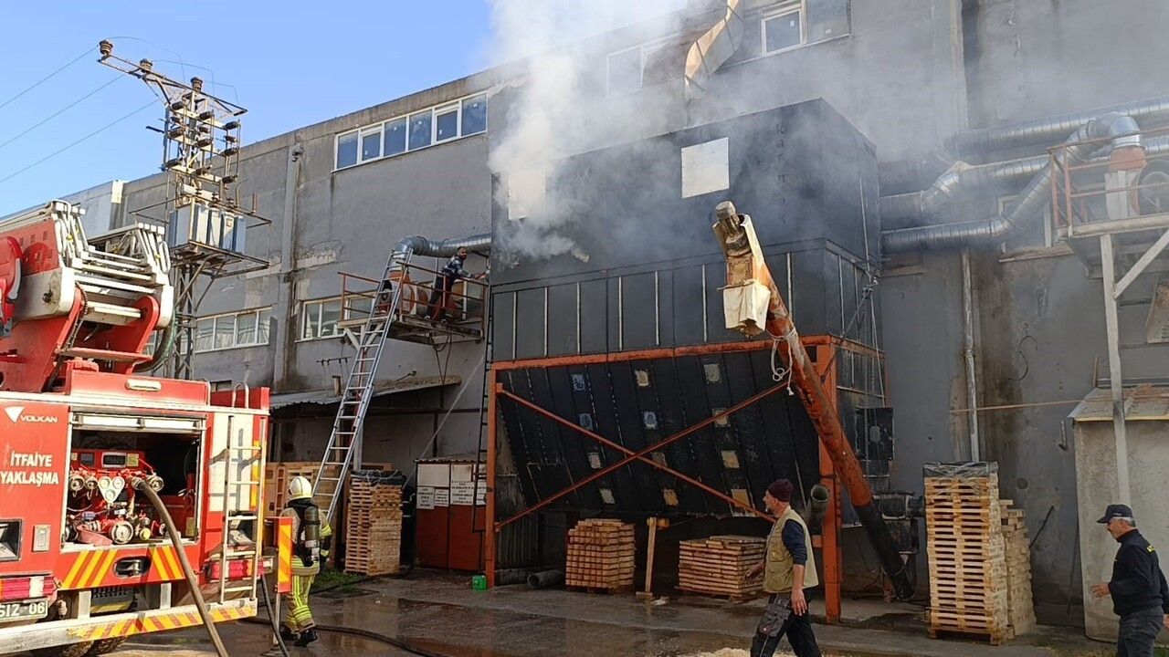 Bursa'da Mobilya Fabrikasında Yangın: 1 İşçi Yaralandı