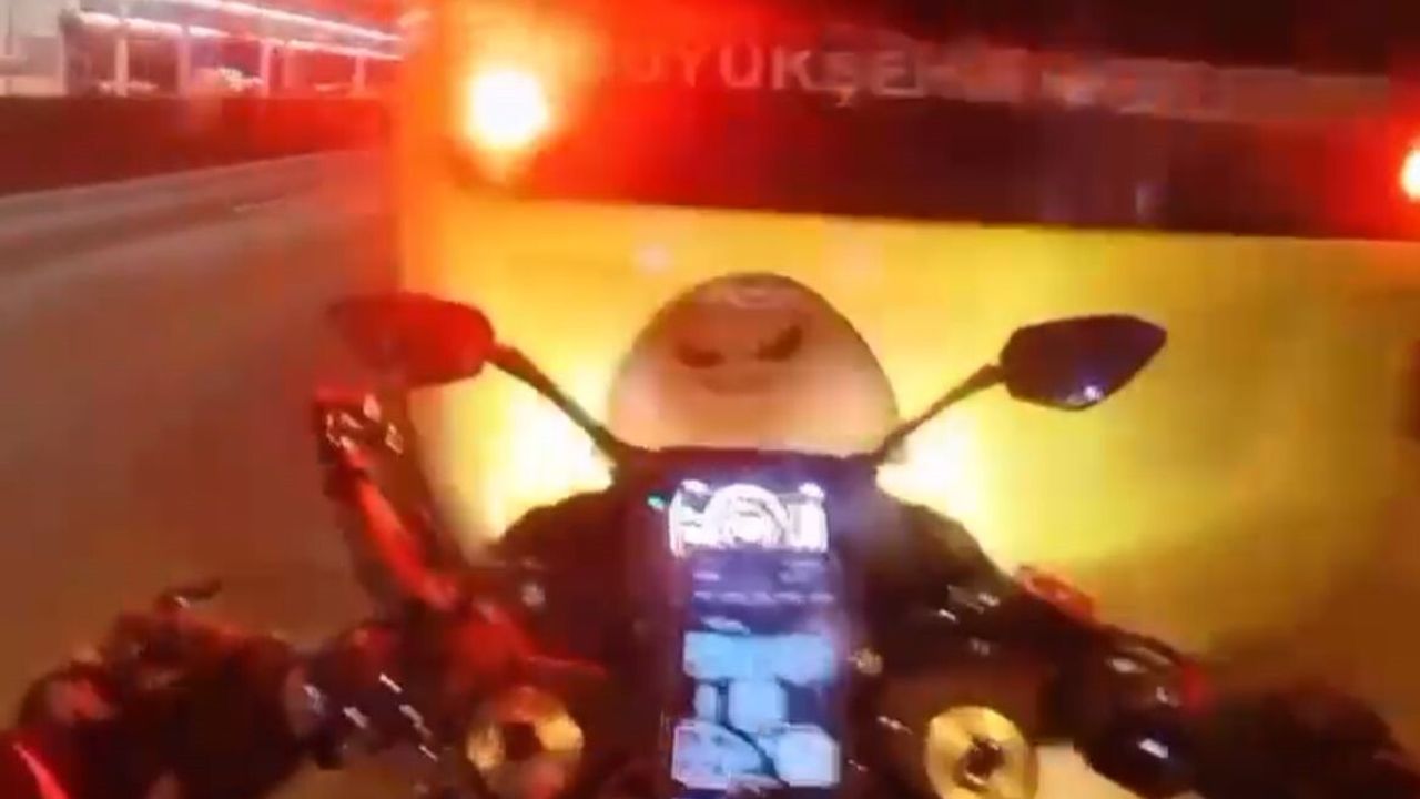 Bursa'da Motosikletçi Duran Otobüse Çarptı