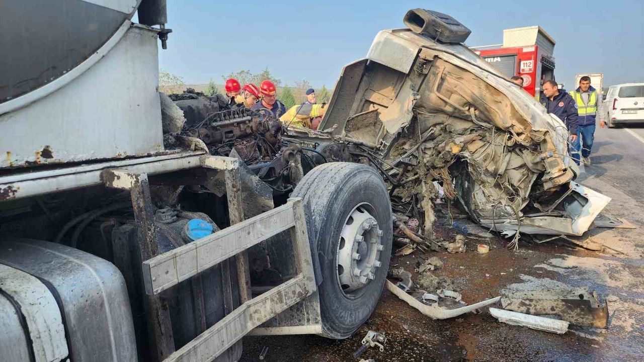 Bursa'da Süt Tankeri Tırla Çarpıştı: 1 Yaralı