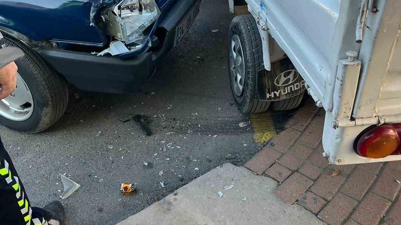 Bursa’da Trafik Kazası: Kamyonete Çarpan Sürücü Hastaneye Kaldırıldı