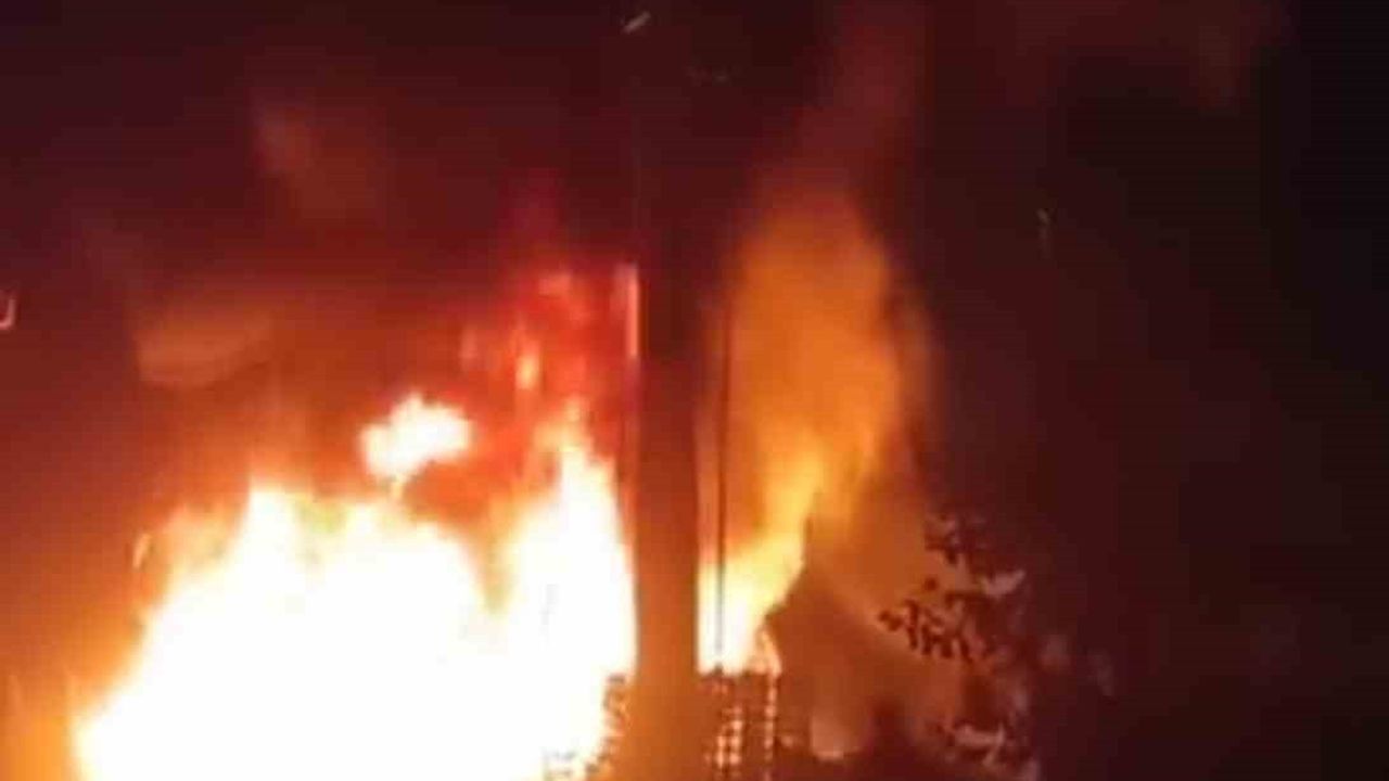 Bursa'da Trafoda Yangın: Meyve Kasalarına Sıçradı