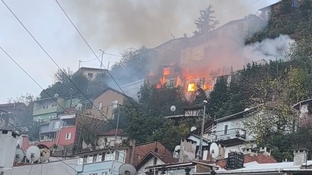 Bursa'da Yangın: 78 Yaşındaki Ev Sahibine Ulaşılamıyor