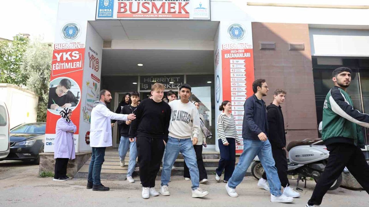 Bursa'da YKS Hazırlık Merkezi'nde Deprem Tatbikatı Gerçekleştirildi