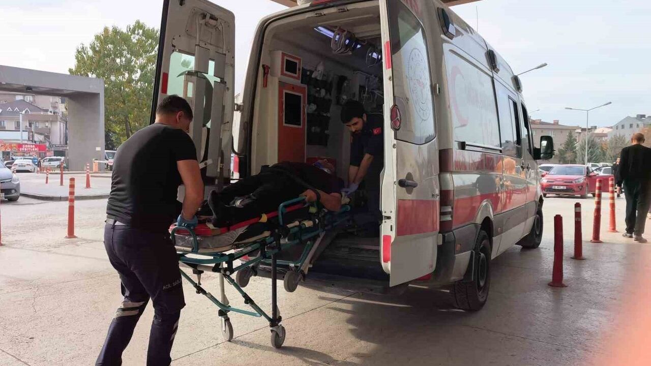 Bursa'da Yükünü Boşaltan Kamyon Devrildi: 1 Yaralı