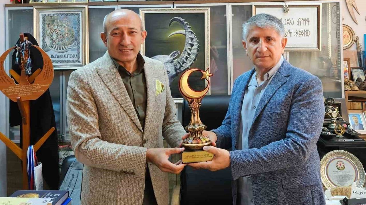 Bursa Uludağ Üniversitesi Akademisyeni Prof. Dr. Cengiz Alyılmaz, Türk Dünyası Bilim Ödülü'ne Layık Görüldü