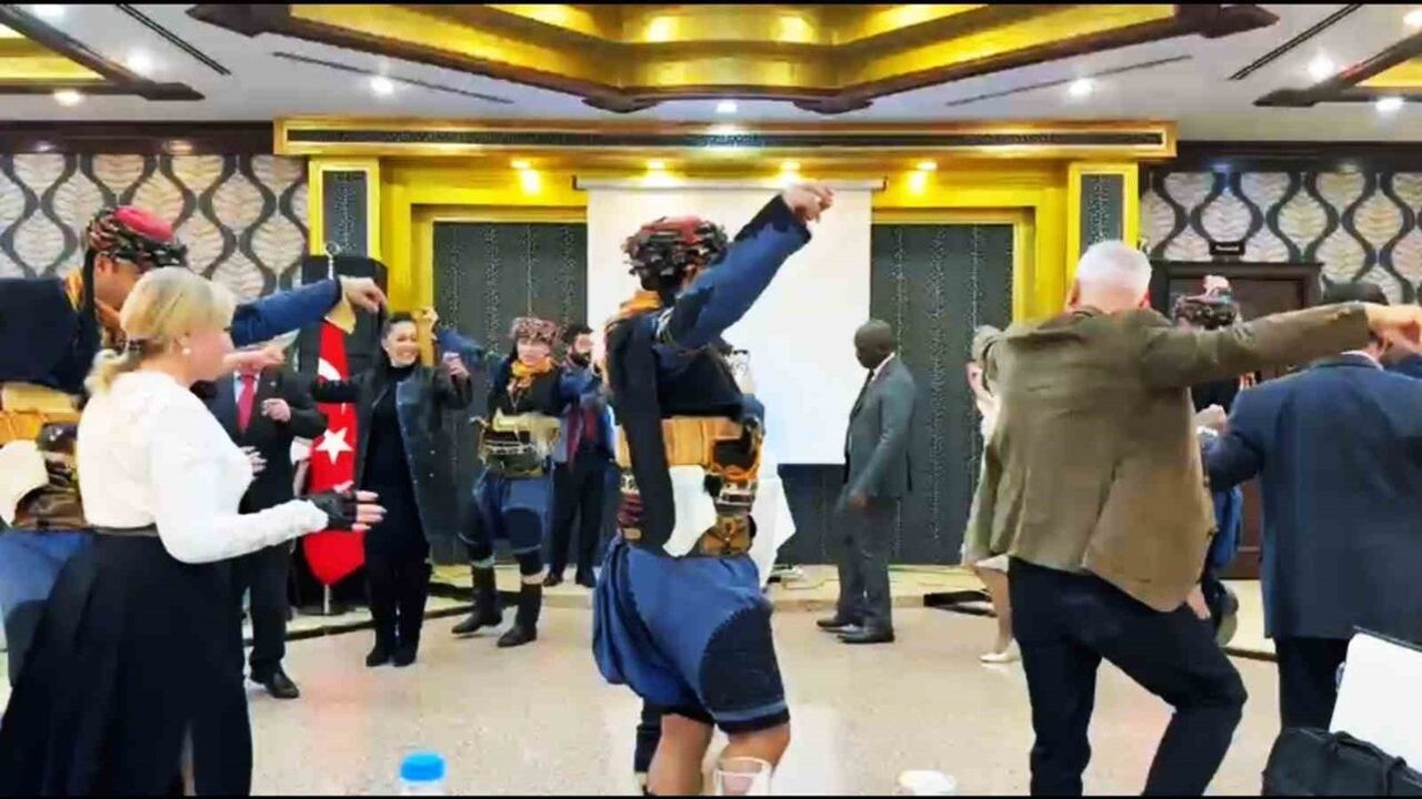 Büyükelçiler İzmir'de Zeybek Oynadı