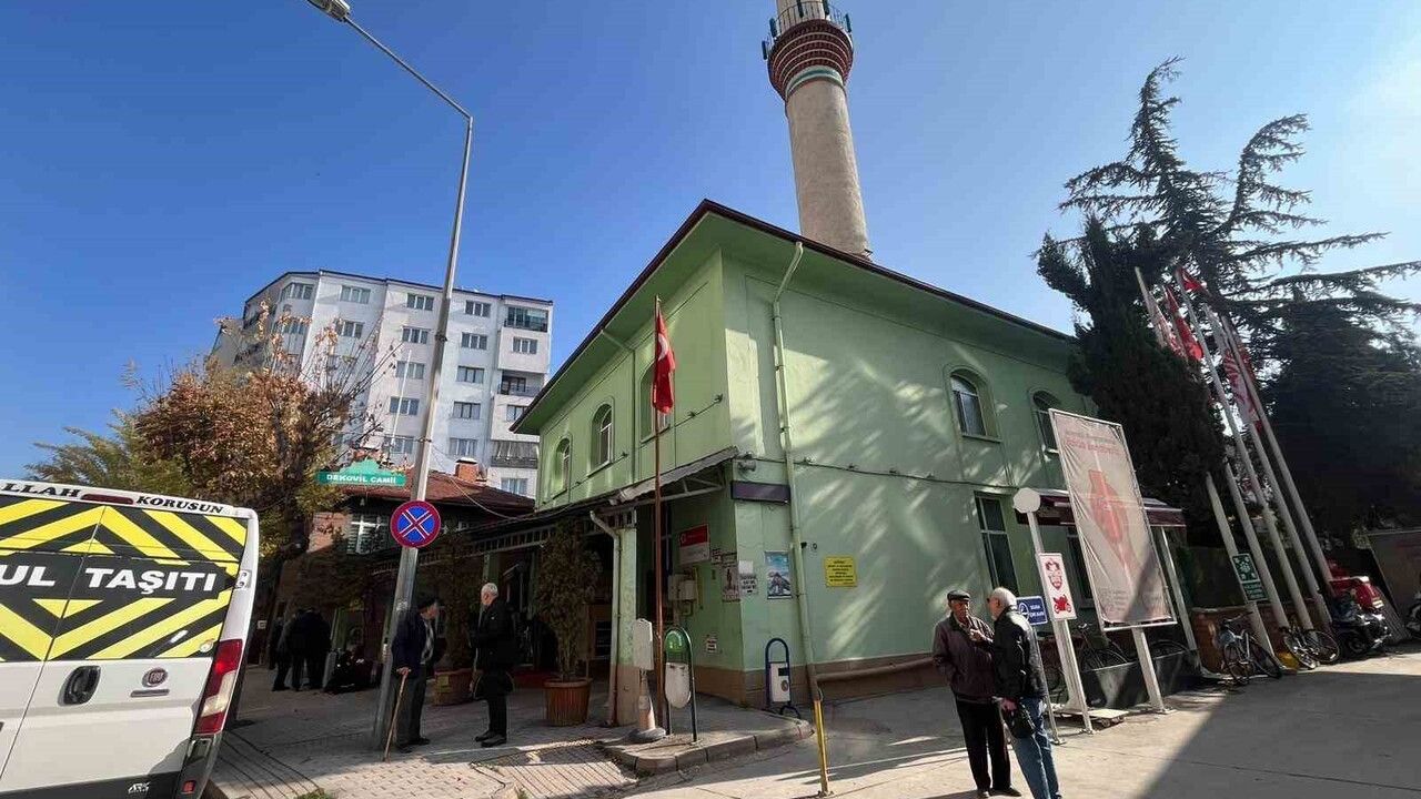 Camiye Saldırı Anları Güvenlik Kamerasında Görüntülendi