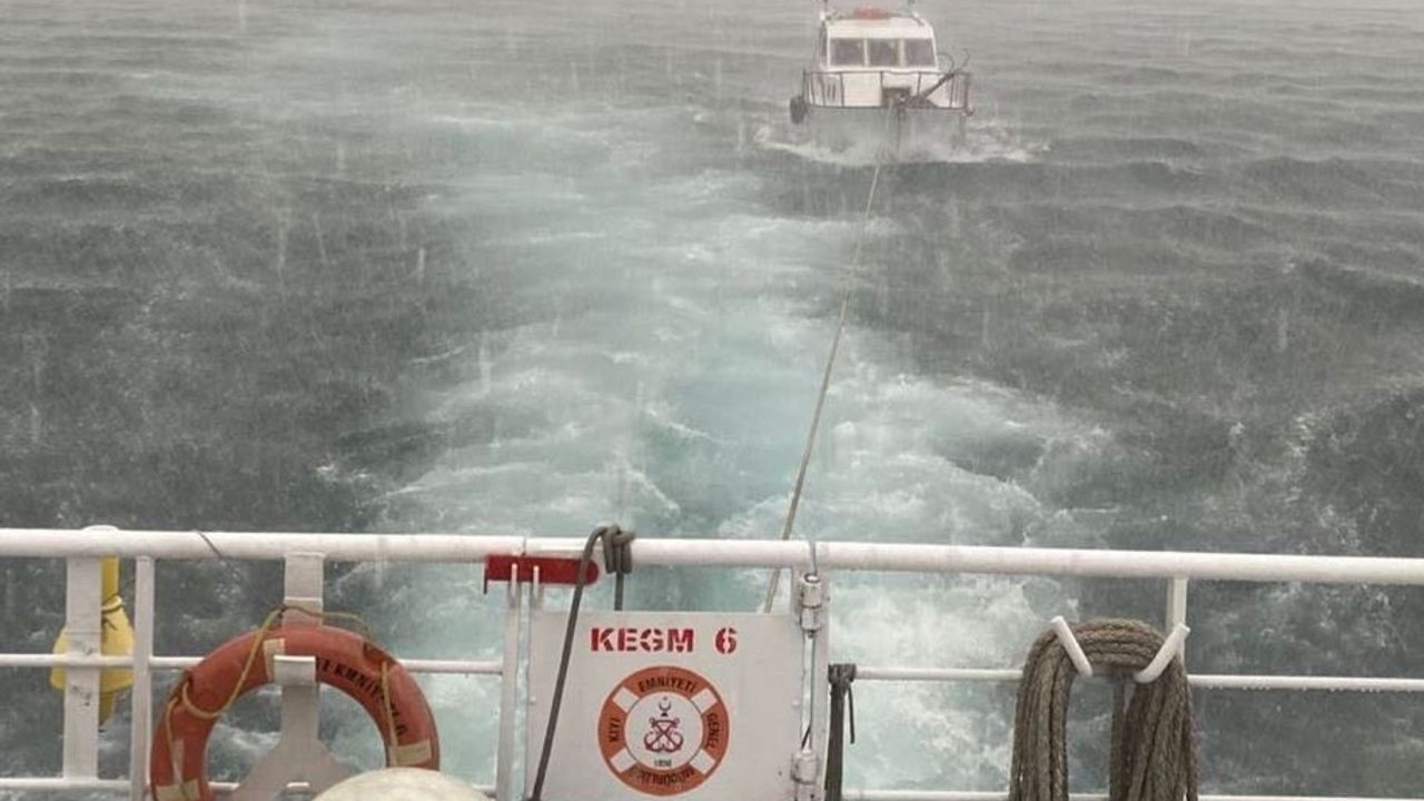 Çanakkale Boğazı’nda Makine Arızası Geçiren Tekne Kurtarıldı