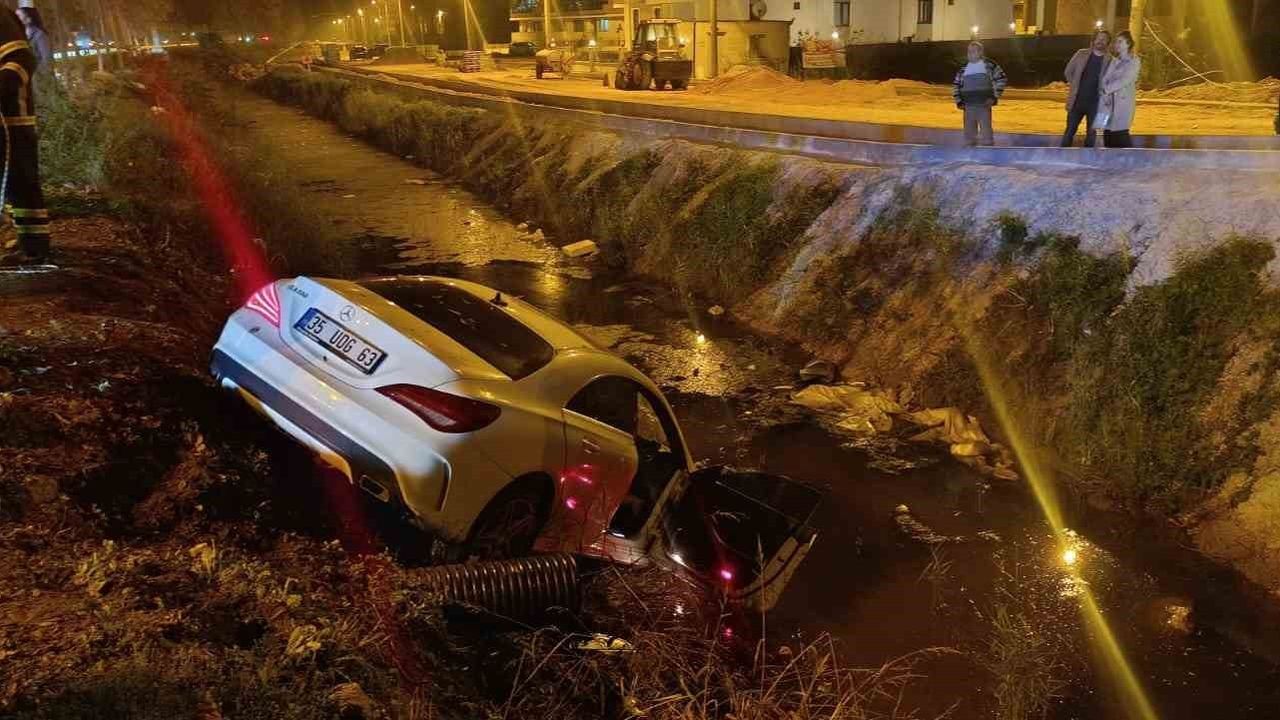 Çanakkale'de Kontrolden Çıkan Aracın Sürücüsü İnatla Araçtan Çıkmadı