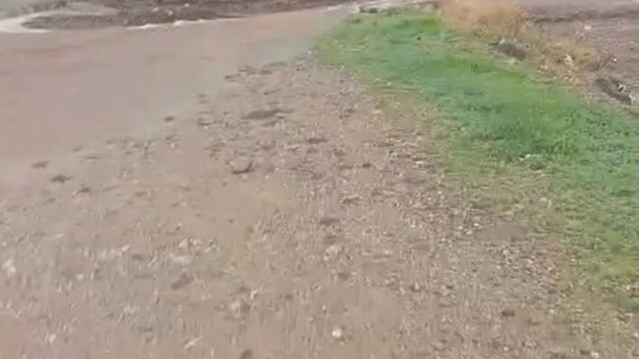 Çanakkale'de Şiddetli Sağanak Yağış Yol Kapattı