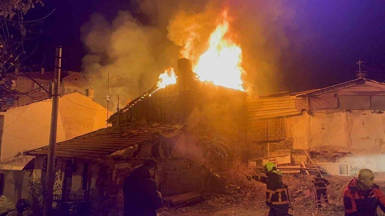 Çankırı'da İki Ev Alevlere Teslim Oldu