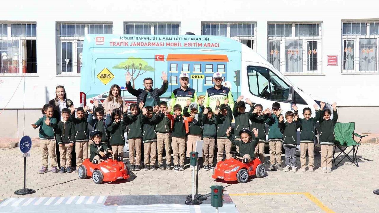 Çatak'ta Öğrencilere Trafik Güvenliği Eğitimi