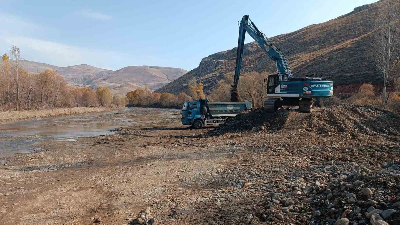 Çatıksu Köyü'nde Dere Yatağı Temizleme Çalışmaları Tamamlandı