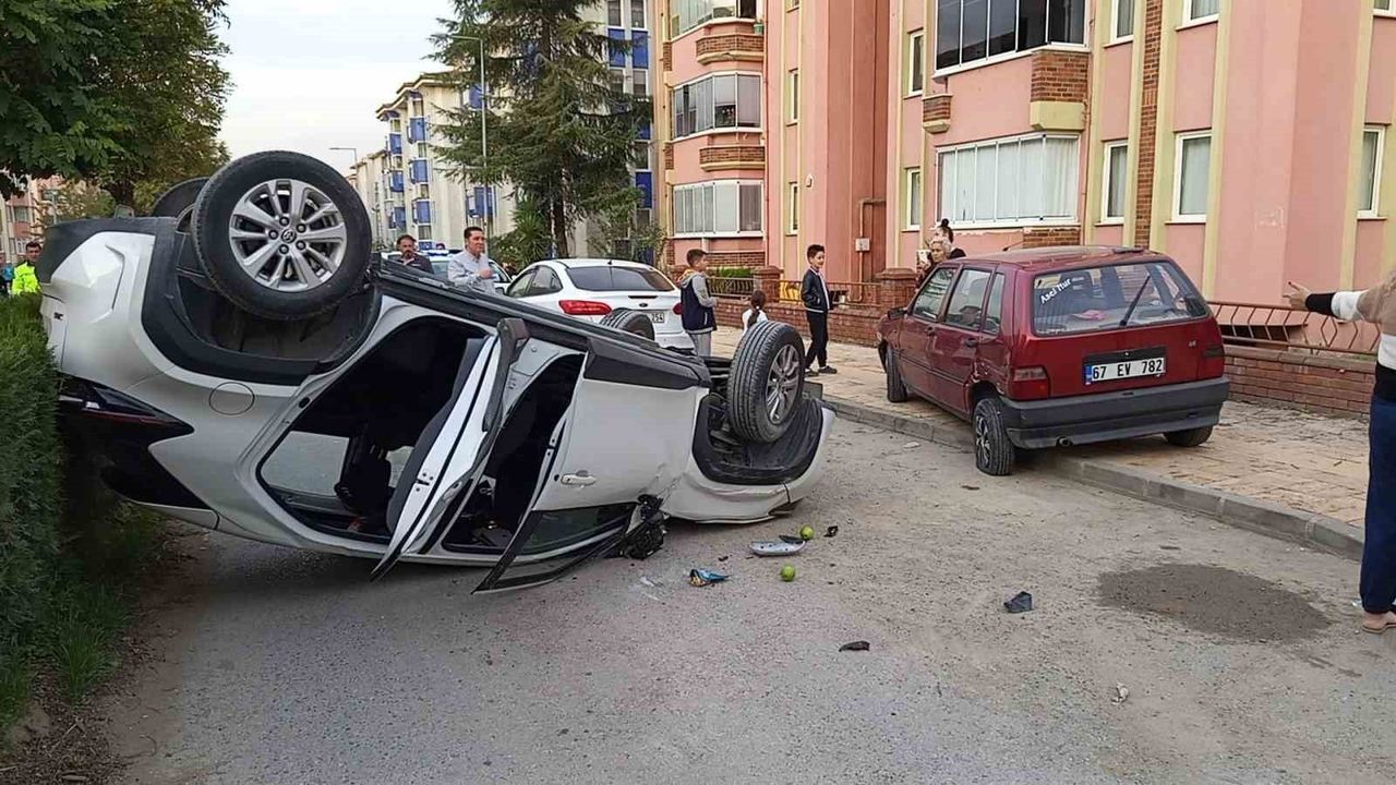Çaycuma'da Park Halindeki Araca Çarpan Otomobil Ters Döndü: 3 Yaralı