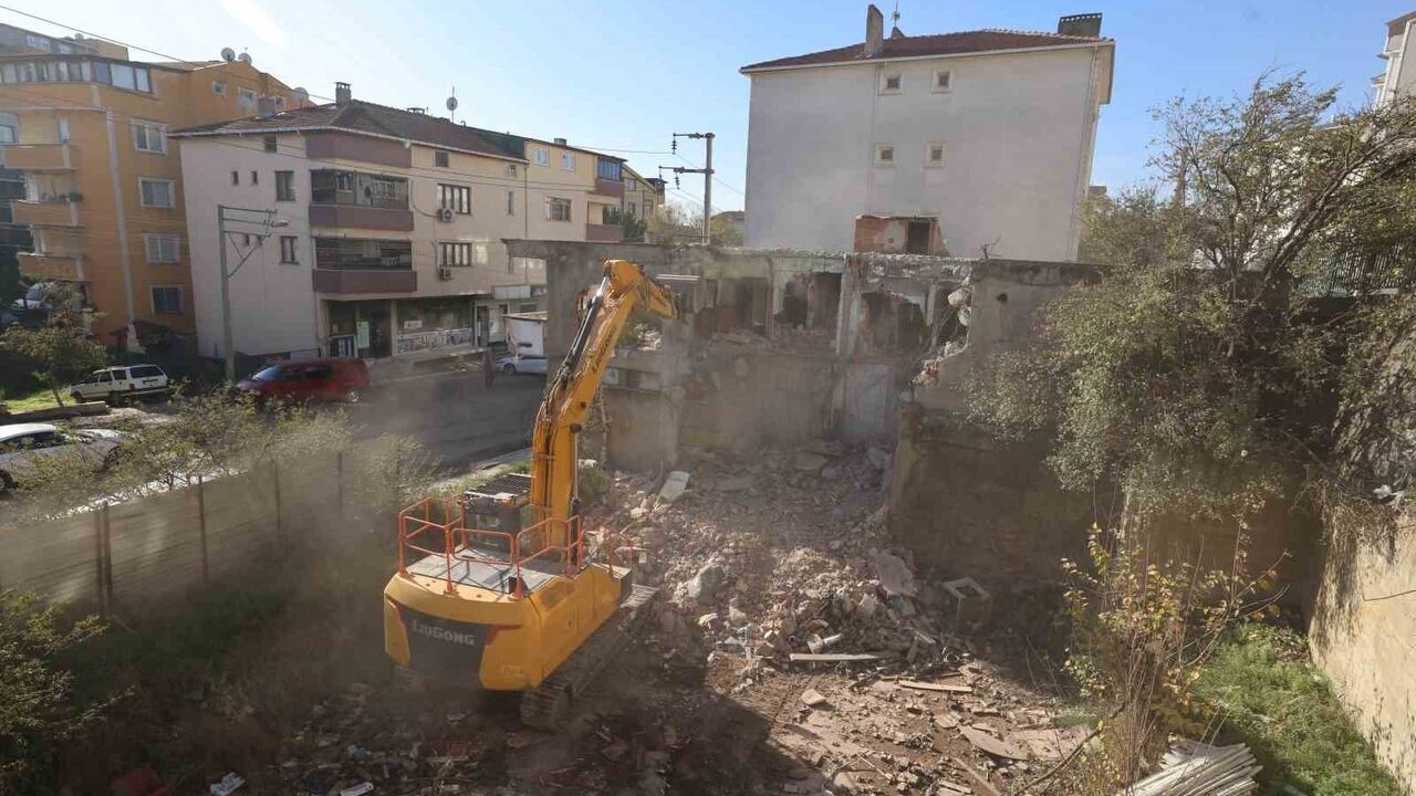 Çayırova'da Metruk Bina Yıkımı Gerçekleşti