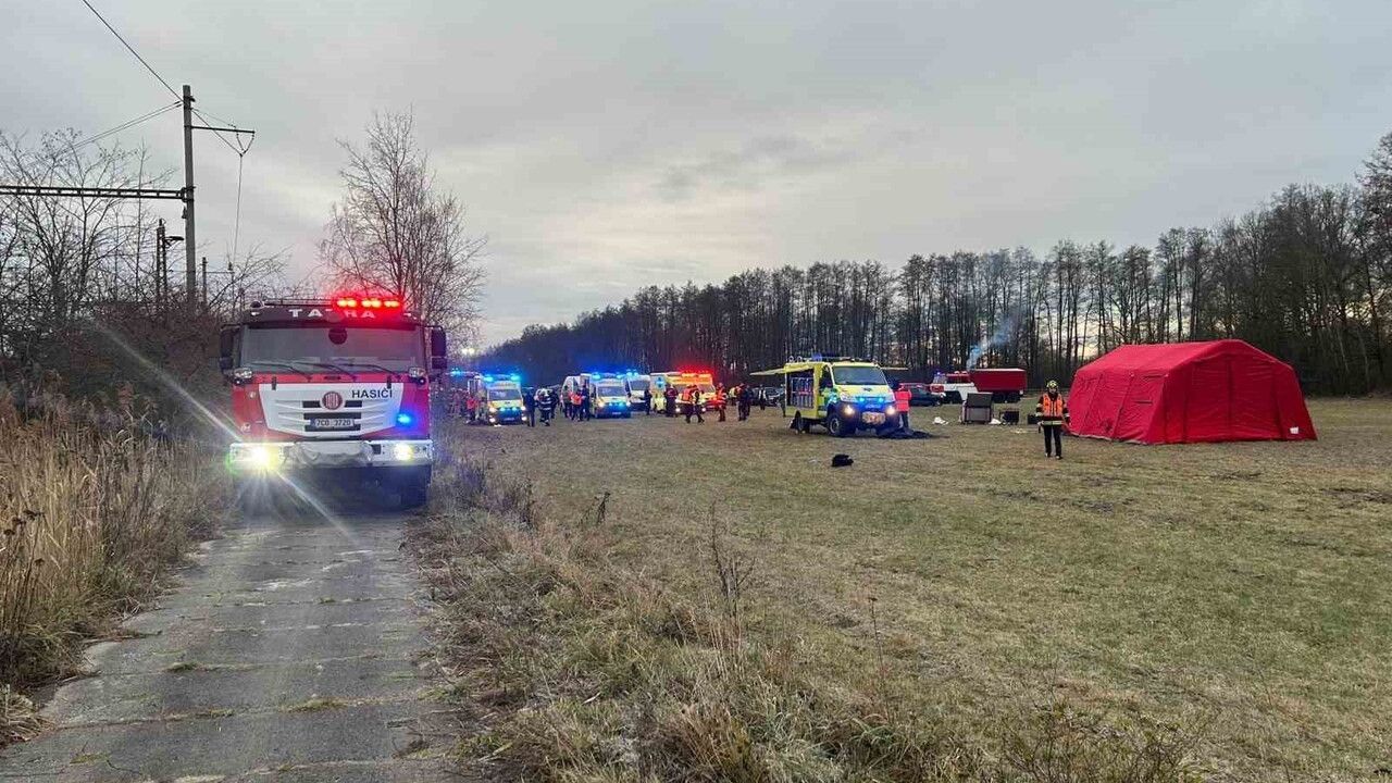 Çekya'da İki Yolcu Treni Çarpıştı