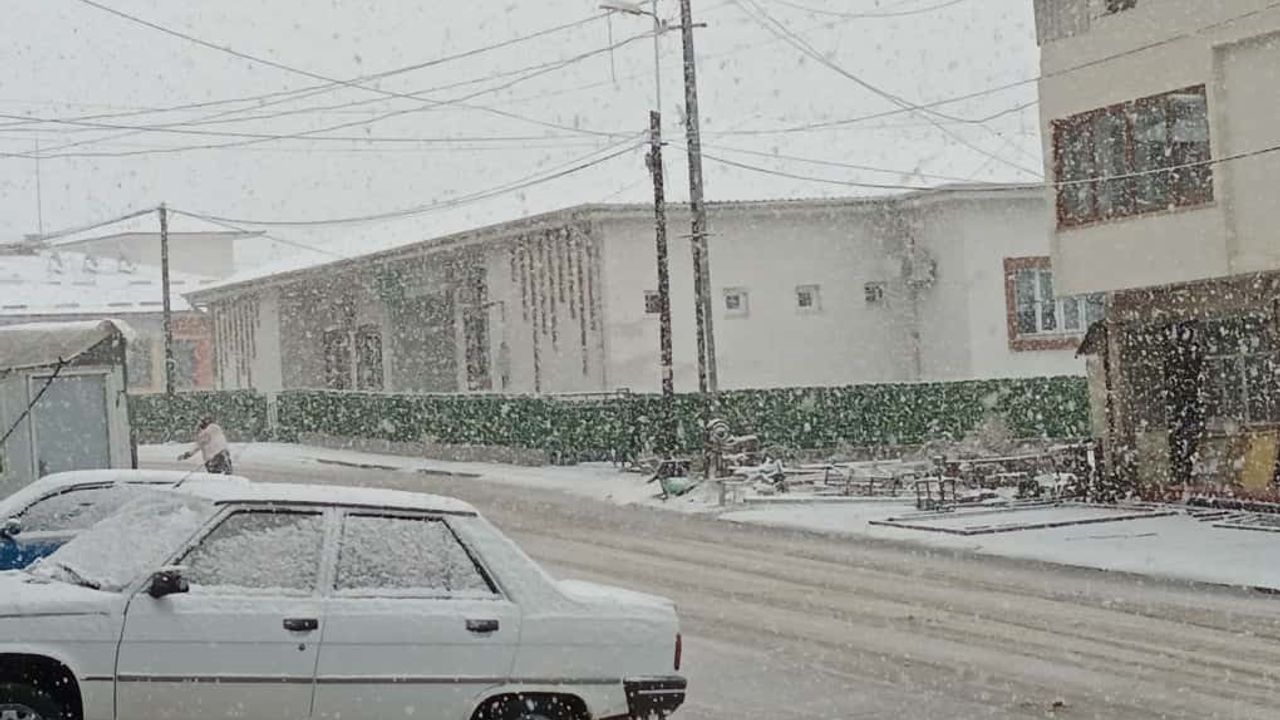 Çelikhan'da İlk Kar Yağışı Neşeyi Getirdi