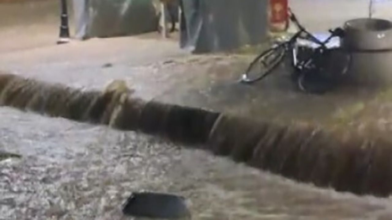 Çeşme'de Kuvvetli Sağanak Yağış Nedenile Su Baskınları