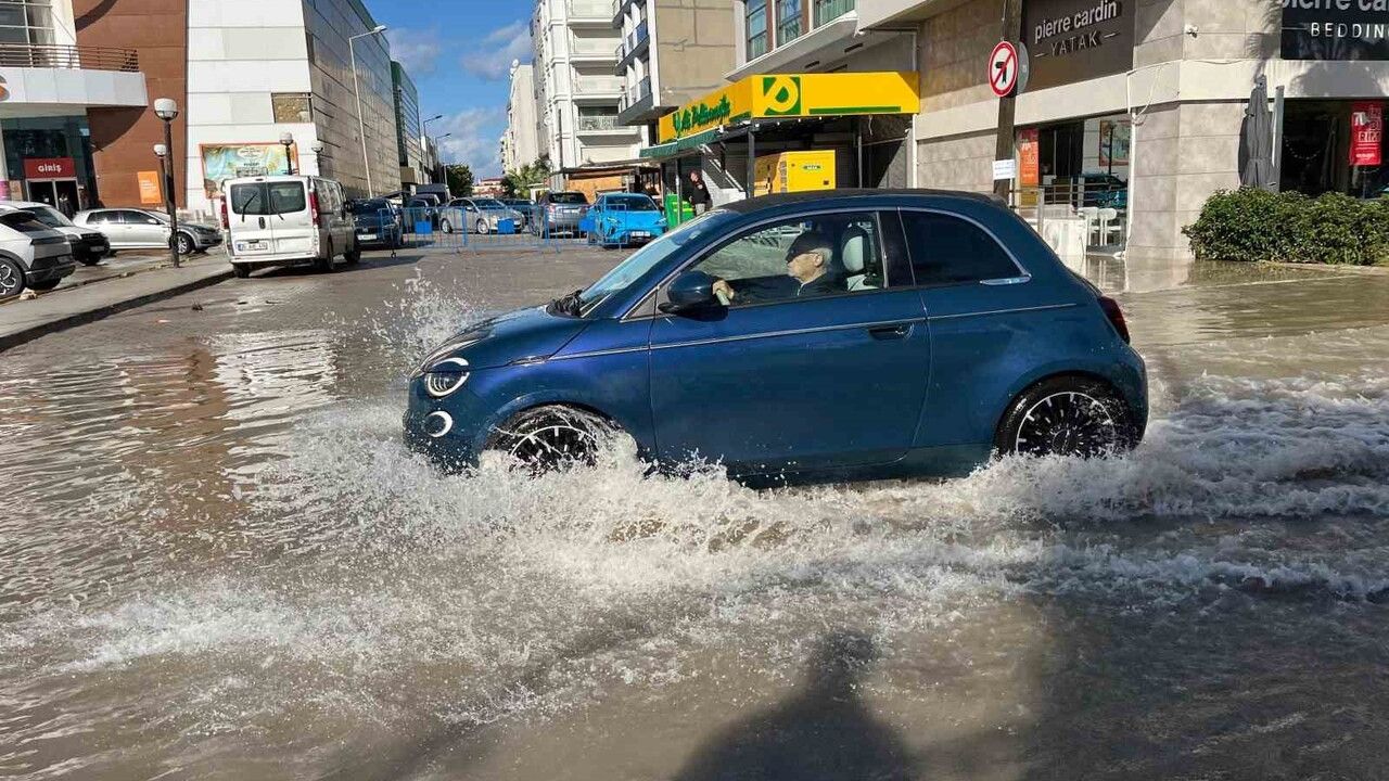 Çeşme'de Sağanak Yağış Sele Neden Oldu