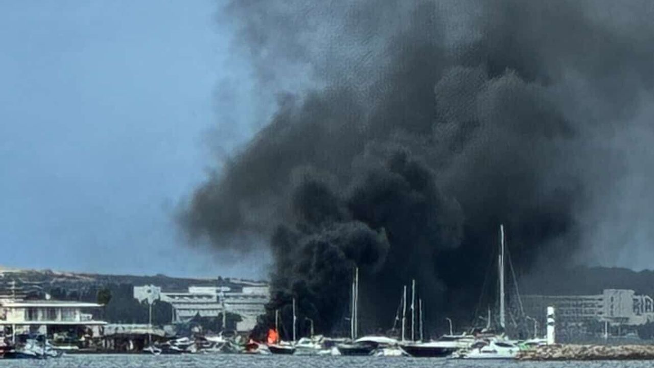 Çeşme'de Yangın Korkusu: Tekneler Alev Alev