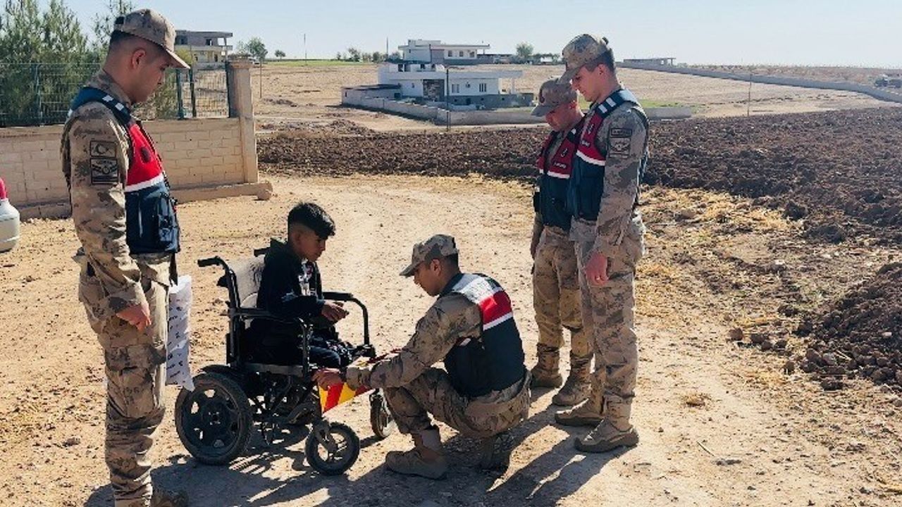 Ceylanpınar Jandarması Engelli Genç İçin Reflektör Taleplerini Yerine Getirdi