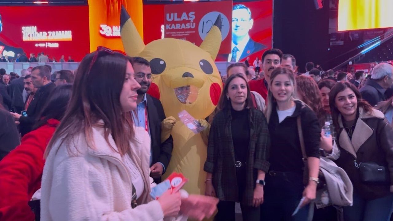CHP Kurultayı'nda Pikachu Kostümlü Sürpriz
