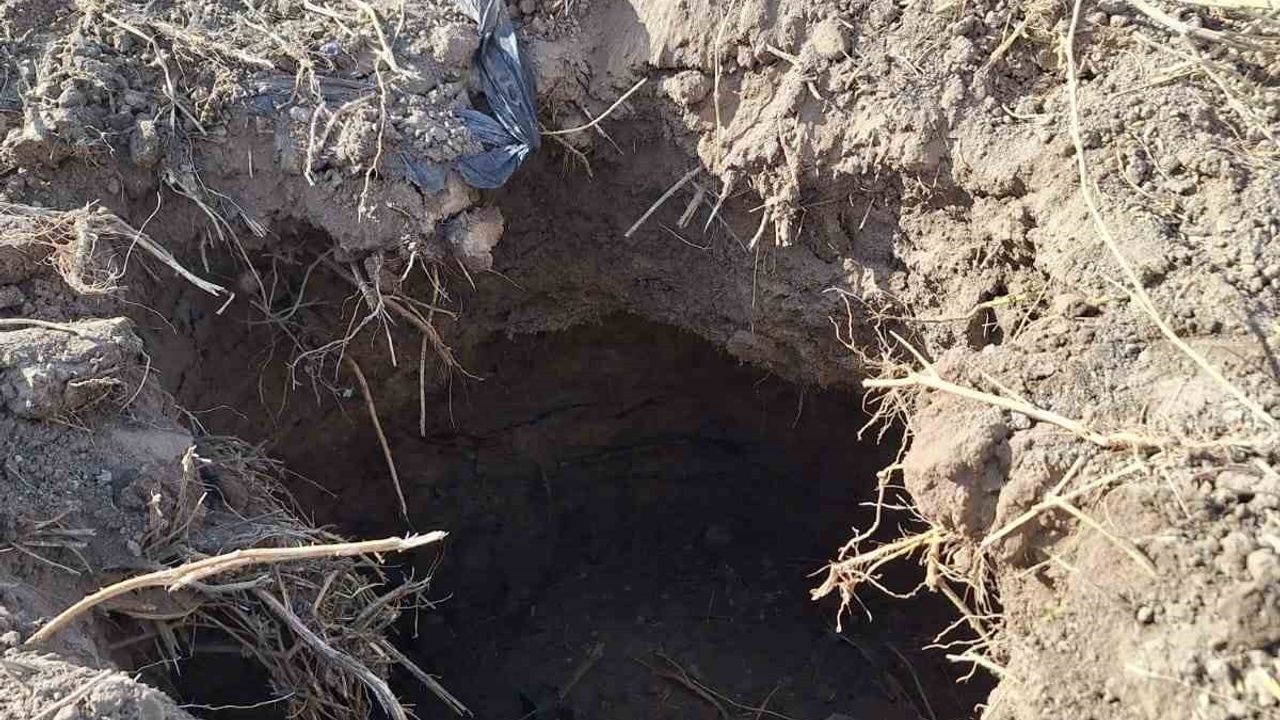 Çivril'de Tarlada Obruk Oluşumu Endişe Yarattı