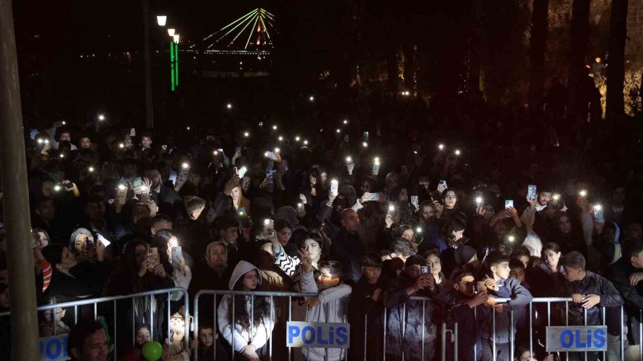 Cizre'de Rojin'den Coşkulu Konser