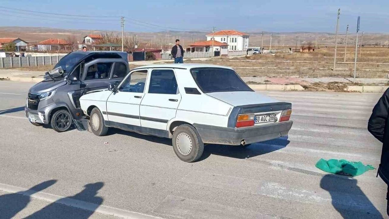 Çorum’da Elektrikli Araç ve Otomobil Çarpıştı