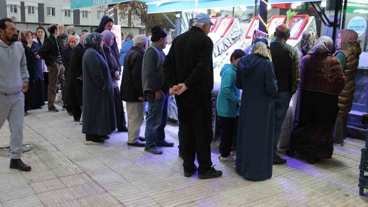 Çorum'da Hamsi Fiyatları Düşünce Uzun Kuyruklar Oluştu