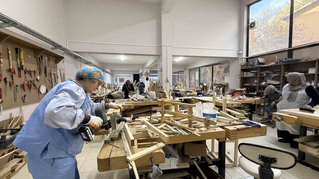 Çorum'da Kadınlar Ahşap Atölyesinde Üretim Yapıyor