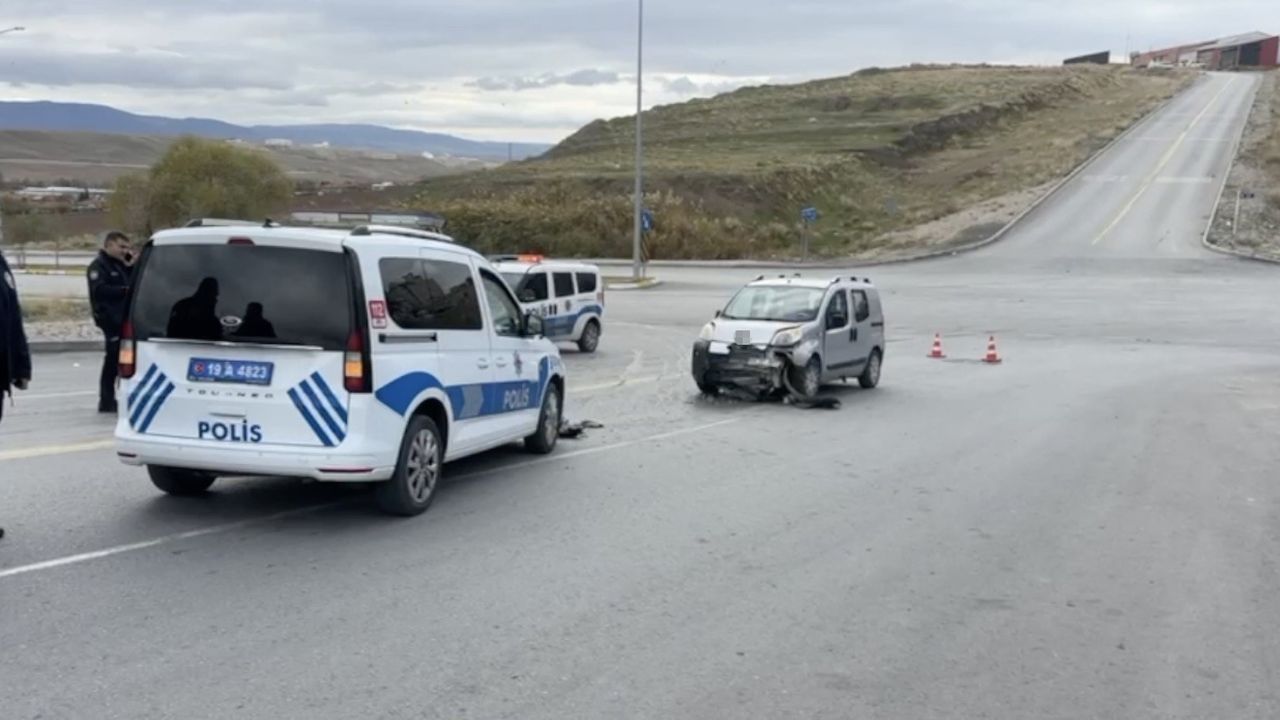 Çorum'da Kafa Kafaya Kaza: 1 Polis Yaralandı