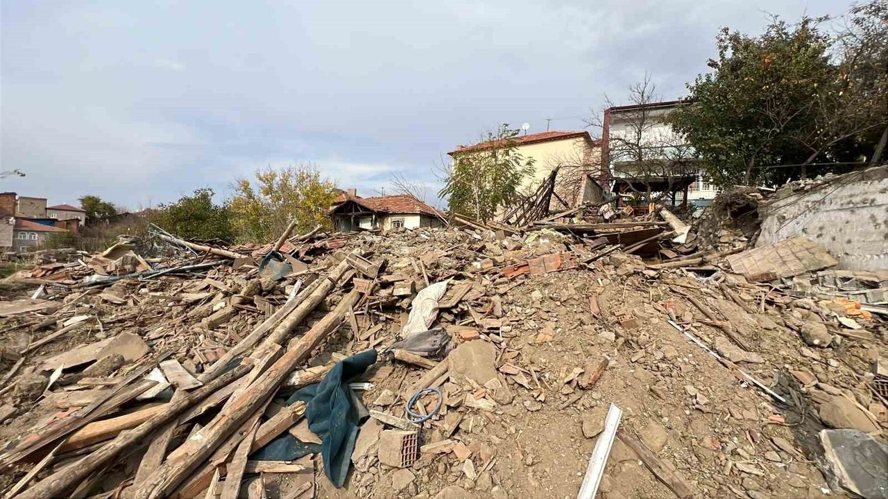 Çorum'da Metruk Binanın Çöküşü