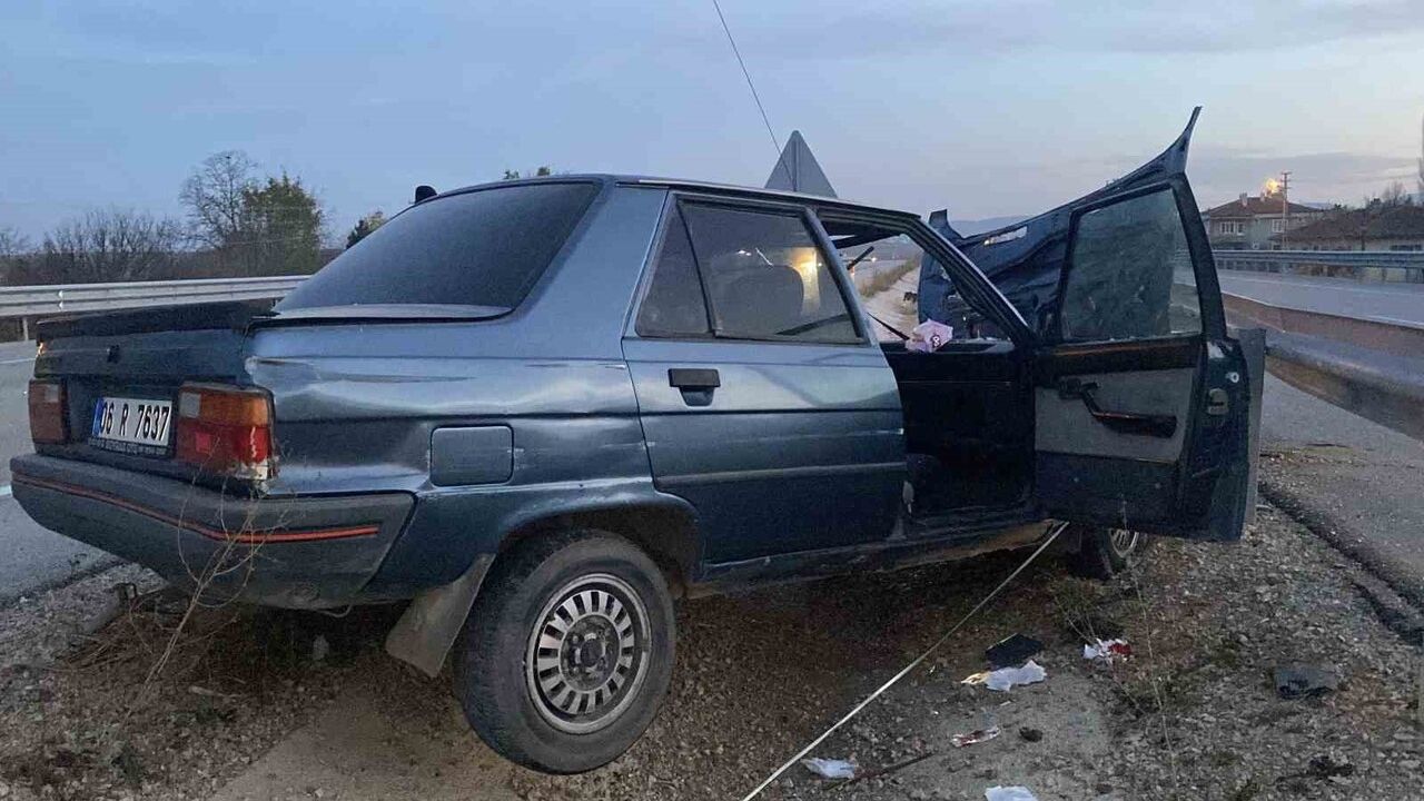 Çorum'da Otomobil Bariyere Çarptı: İki Yaralı