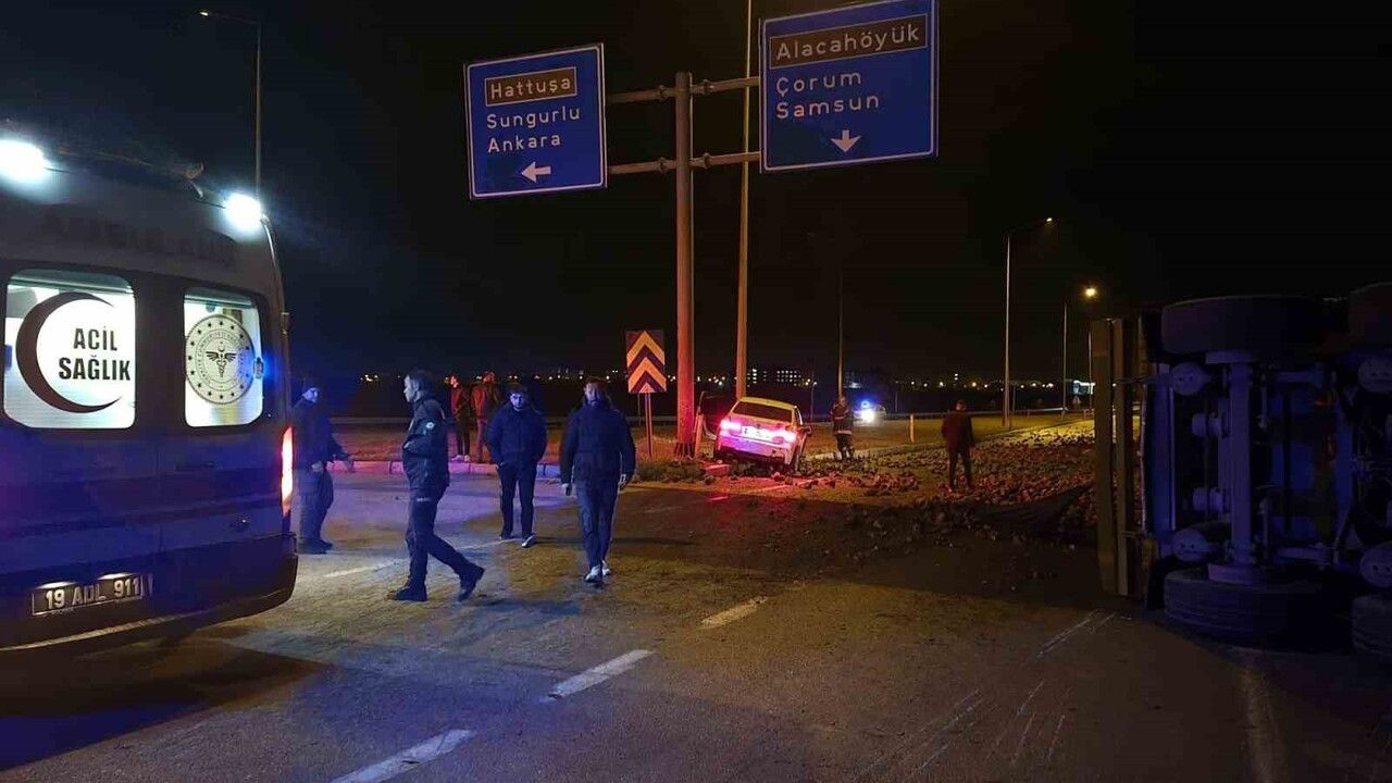 Çorum'da Şeker Pancarı Yüklü Tır ile Otomobil Çarpıştı: 3 Yaralı