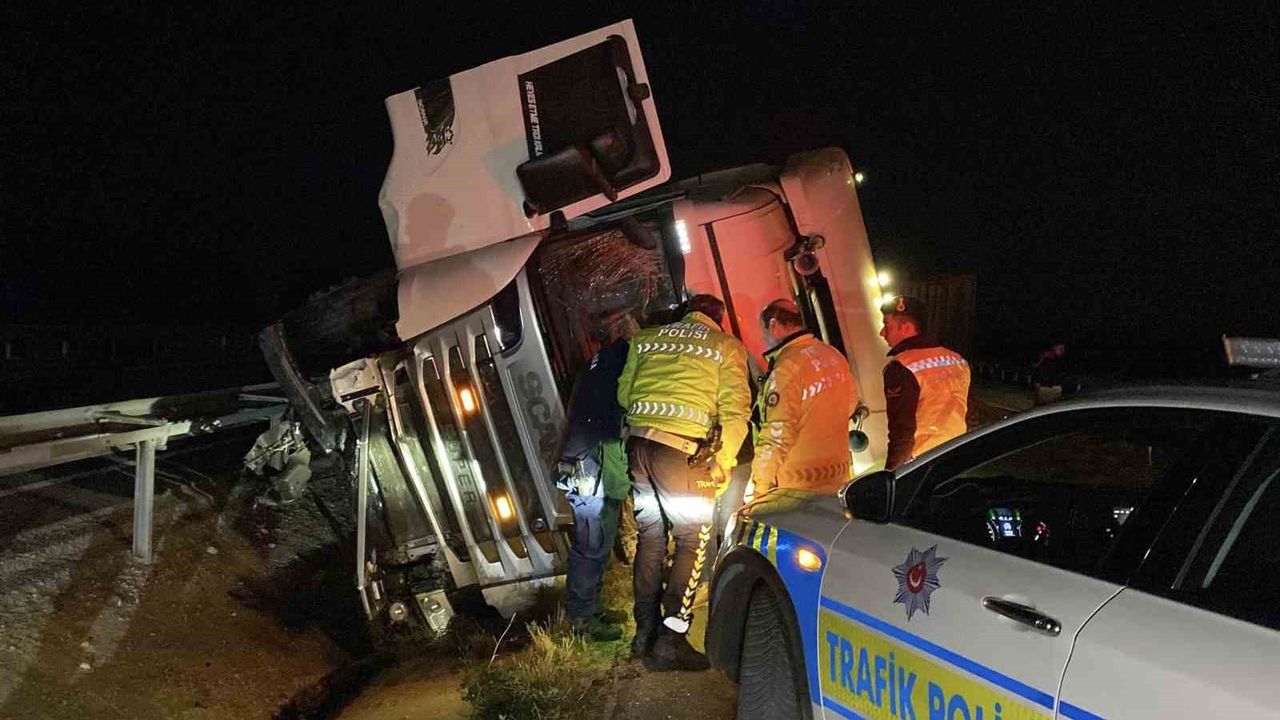 Çorum'da Tır Kazası: Yola Saçılan Hayvan Yemi Trafiği Olumsuz Etkiledi