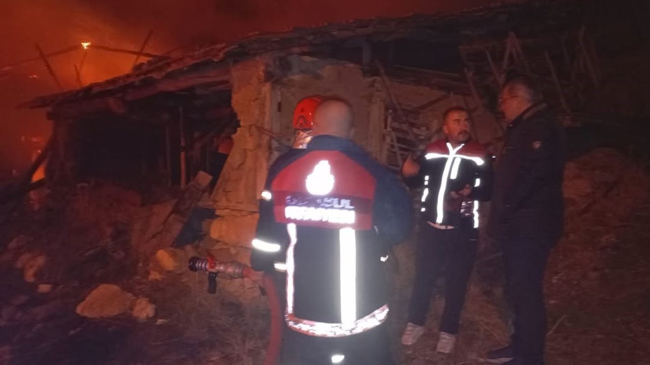 Çorum'un Bayat İlçesinde Yangın: Ev ve Samanlık Alevlere Teslim Oldu