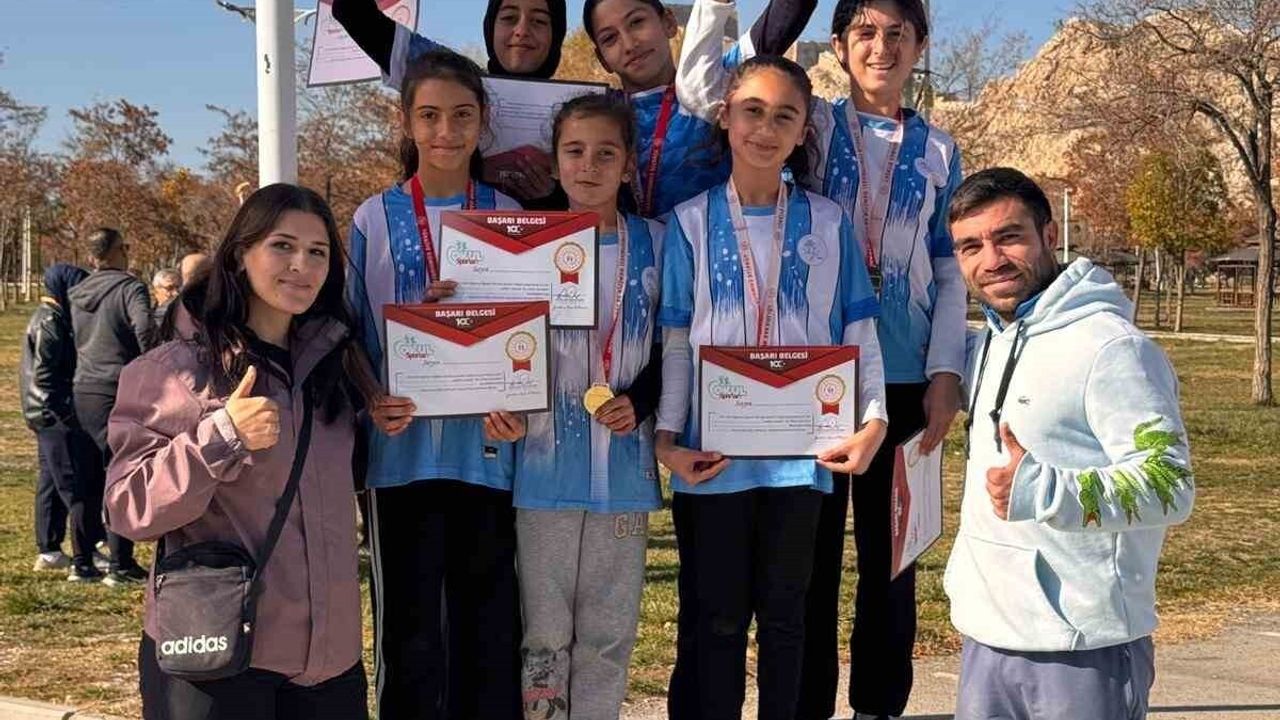 Cumhuriyet Ortaokulu'ndan Atletizmde Çifte Başarı