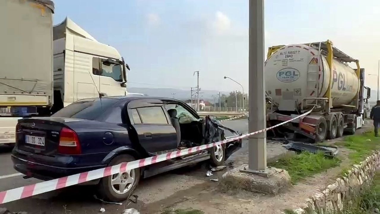 D-650 Kara Yolunda Tır ve Otomobil Çarpışması: 1'i Ağır 3 Yaralı