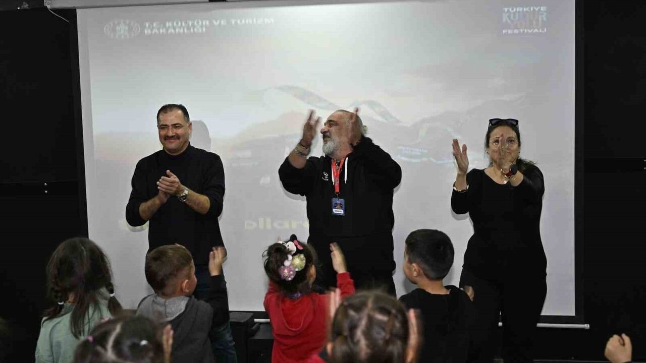 Demirci'de Gezen Sinema Tırı ile Çocuklara Unutulmaz Bir Deneyim