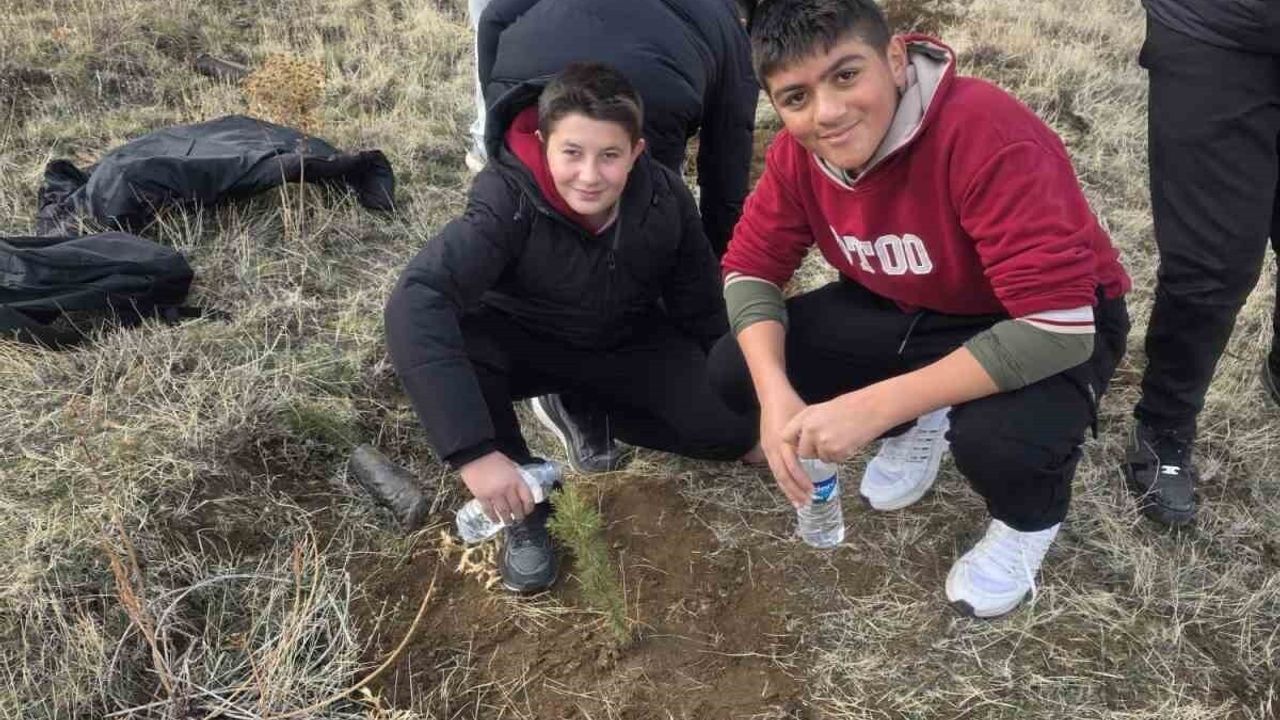 Demirkent TOKİ Ortaokulu'ndan Geleceğe Nefes: Fidan Dikimi Etkinliği