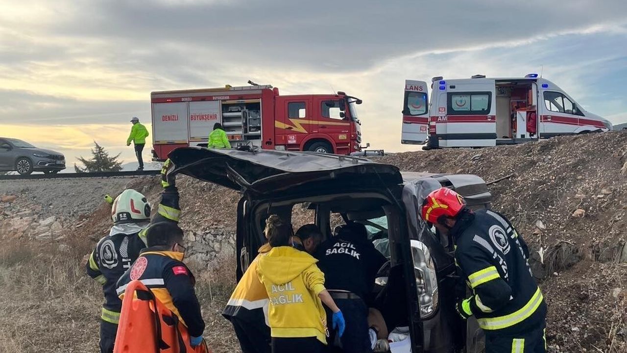 Denizli'de Kaza: Tarlaya Uçan Otomobilde İki Yaralı