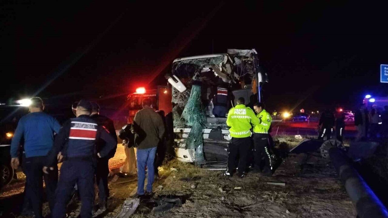 Denizli'de Minibüs ile Yolcu Otobüsü Çarpıştı