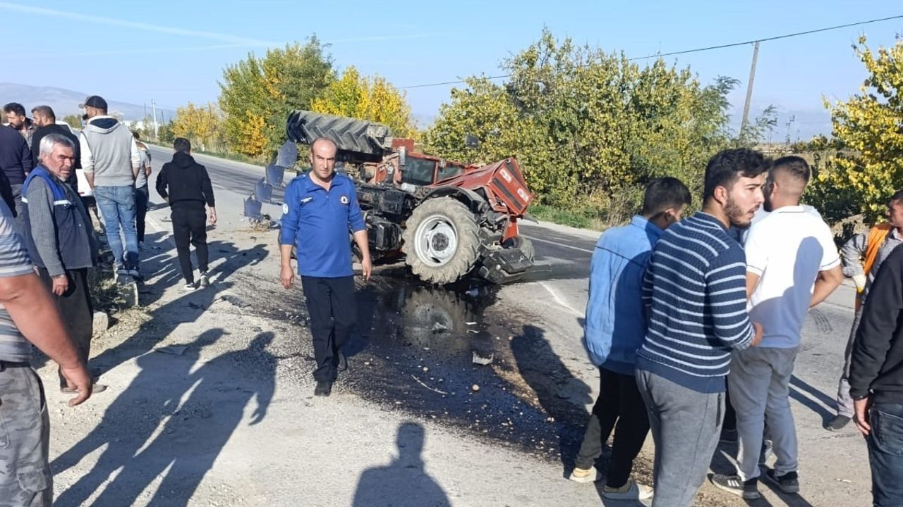 Denizli'de Otomobil ve Traktör Çarpıştı: İki Yaralı