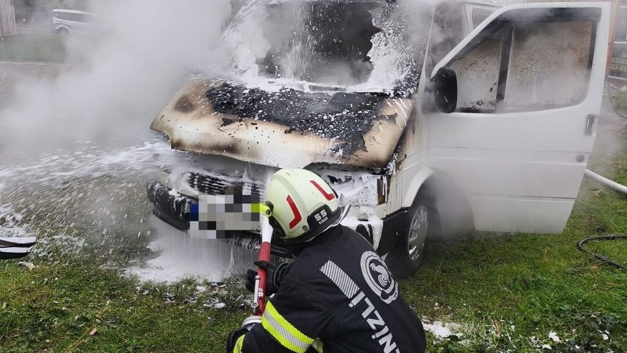 Denizli'de Park Halindeki Minibüs Yangını