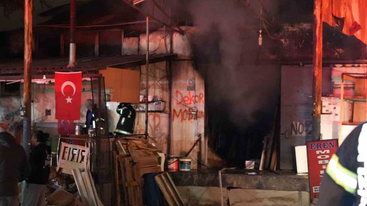 Denizli'deki Eski Fabrika Yerleşkesinde Yangın: 6 İşyeri Zarar Gördü