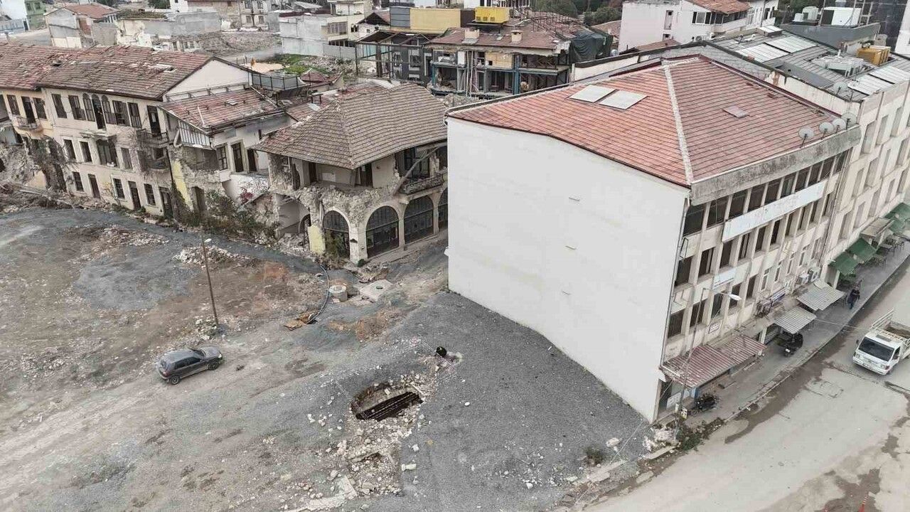 Depremle Ortaya Çıkan Tarihi Su Kanalı Hatay'da Keşfedildi