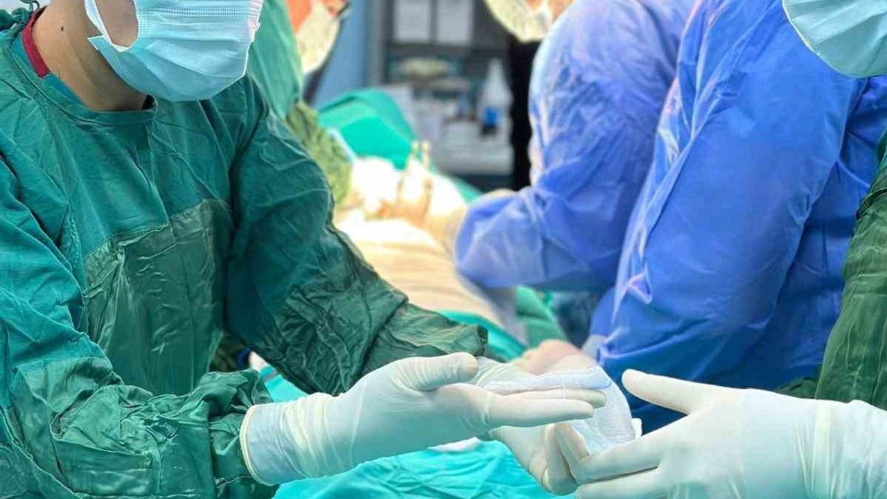 Derecik Devlet Hastanesi'nde İlk Guatr Ameliyatı Gerçekleştirildi