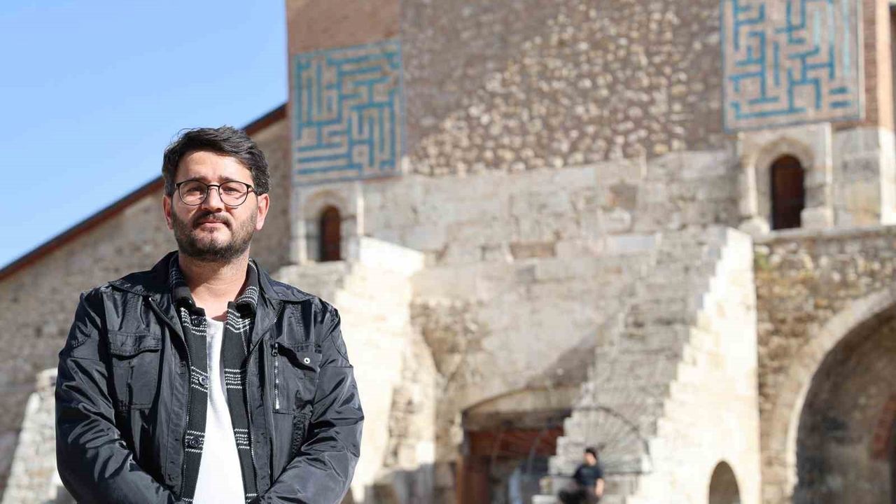 Devlet Bahçeli'nin Rozet ve Yüzüğü Sivas Motiflerini Gündeme Getirdi